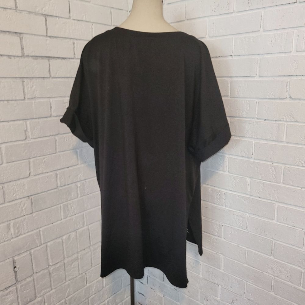 Zenana black V-neck top Zenana Plus Size Black V-Neck Short Sleeve Top  Size 1xl - Picture 2 of 6